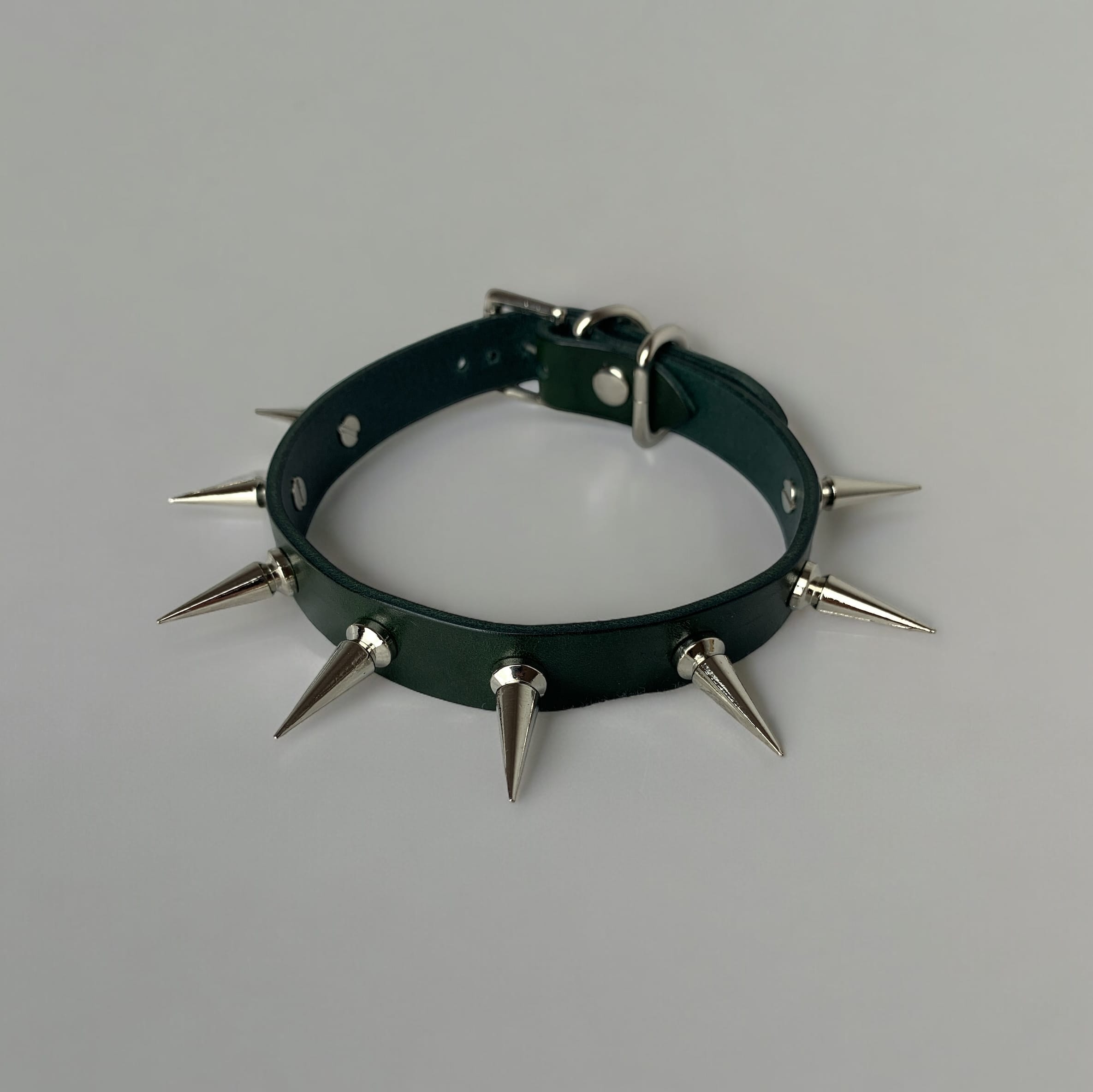 Adjustable buckle leather spiked collar choker in green